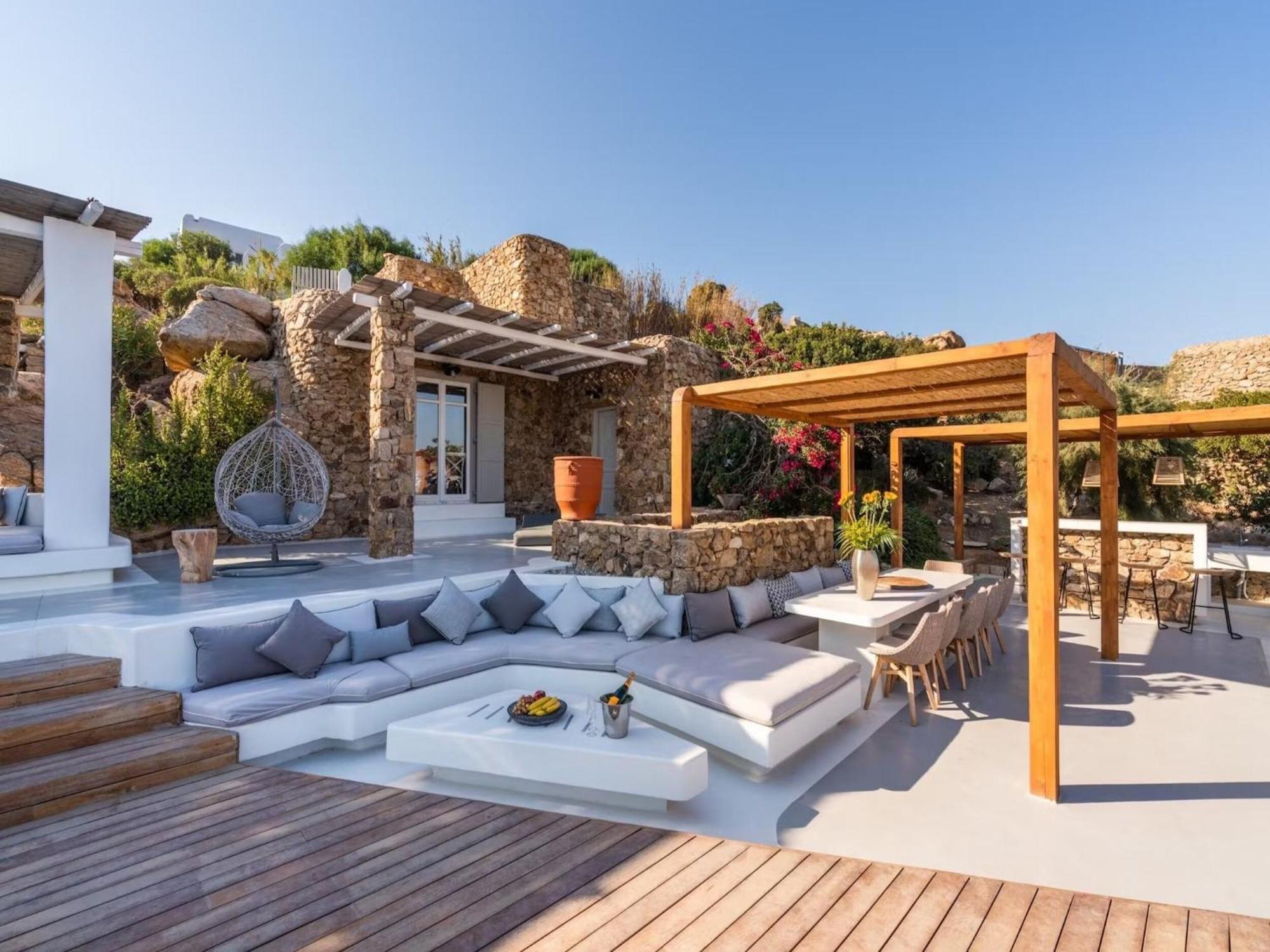 Villa Stunning Surrounded By Lush Greenery *